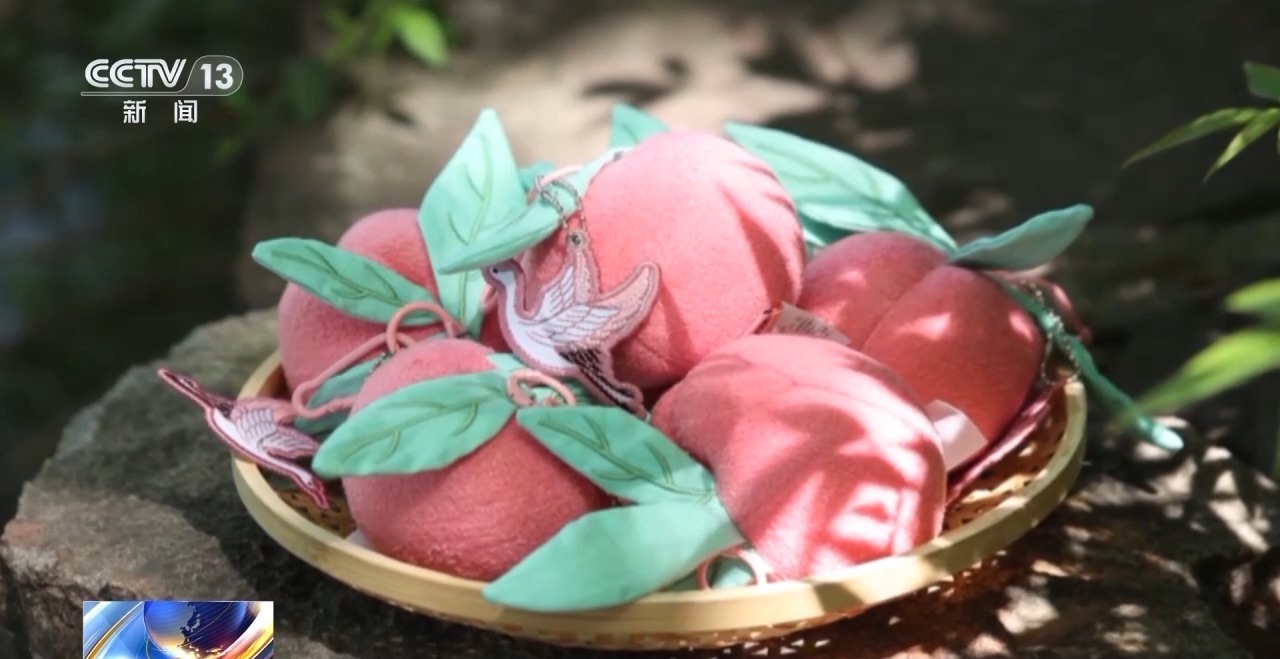 当文化创意遇上盛夏 会碰撞出怎样的火花？pg电子模拟器试玩折扇、雪糕、冰箱贴……(图7)